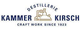 Logo der Destillerie Kammer Kirsch mit Schriftzug und Abbildung einer Destillieranlage in Blau und Gold.