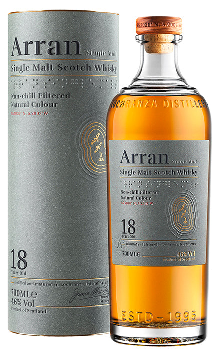 Eine Flasche Arran Single Malt Scotch Whisky neben ihrer Verpackung.