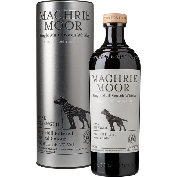Flasche Machrie Moor Whisky neben passender Dose.