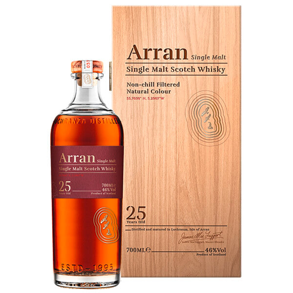 Eine Flasche Arran 25 Jahre Single Malt Scotch Whisky neben einer Holzbox.