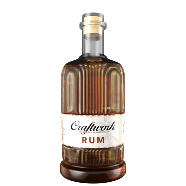 Eine Rumflasche mit der Aufschrift "Craftwork Rum" auf einem weißen Etikett.