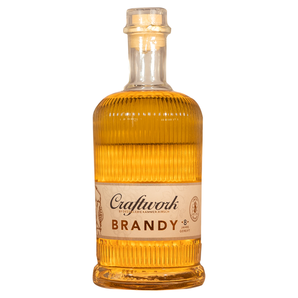 Flasche Craftwork Brandy mit 8 Jahren Reifung und geriffeltem Glasdesign.