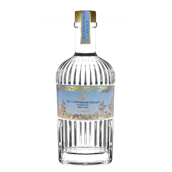 Flasche Buckingham Palace Dry Gin mit blauem Etikett und goldener Verzierung.