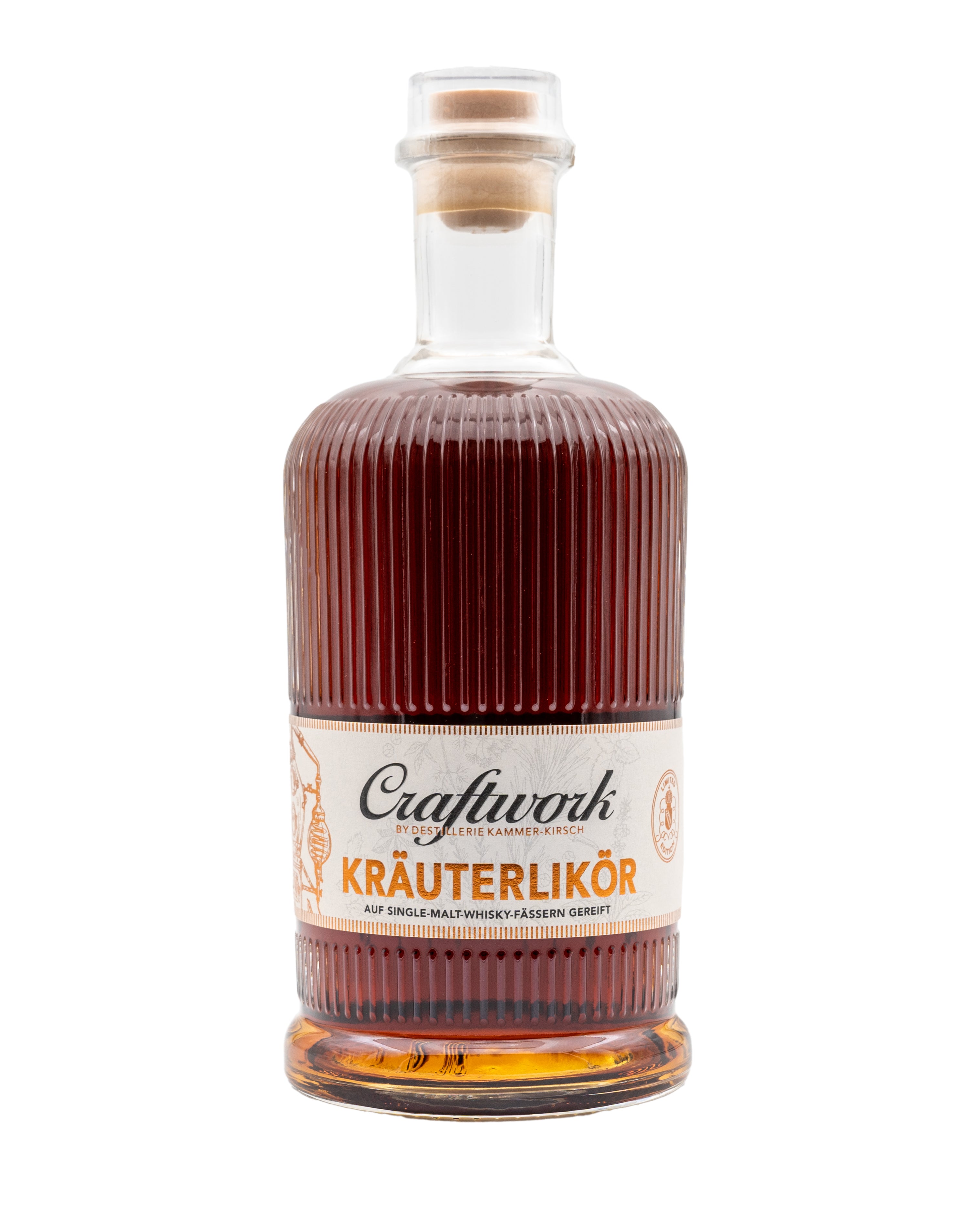 Flasche Craftwerk Kräuterlikör mit geriffeltem Glas und Etikett.