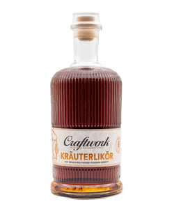 Flasche Craftwerk Kräuterlikör mit geriffeltem Glas und Etikett.