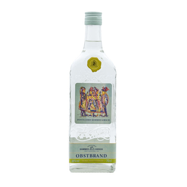 Eine Flasche Obstbrand von der Destillerie Kammer-Kirsch mit einem farbenfrohen Etikett.