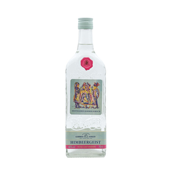 Flasche Himbeergeist mit verziertem Etikett.