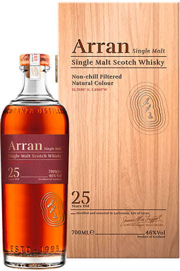Eine Flasche Arran 25 Jahre Single Malt Scotch Whisky mit passender Holzverpackung.