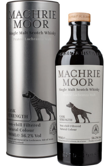 Eine Flasche Machrie Moor Single Malt Scotch Whisky neben einer zylinderförmigen Verpackung.