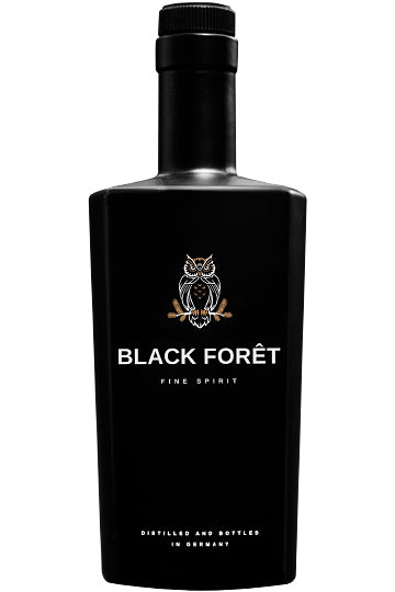 Schwarze Flasche mit der Aufschrift "Black Forêt Fine Spirit", verziert mit einer Eule, destilliert und abgefüllt in Deutschland.