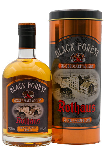 Flasche und Dose Rothaus Black Forest Single Malt Whisky vor weißem Hintergrund.