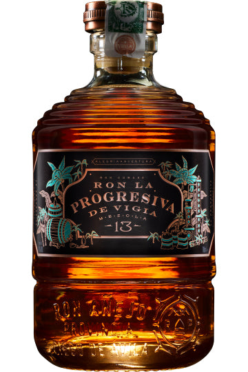 Flasche Ron La Progresiva de Vigia 13 Rum mit verzierten Etiketten und flüssigem Inhalt.