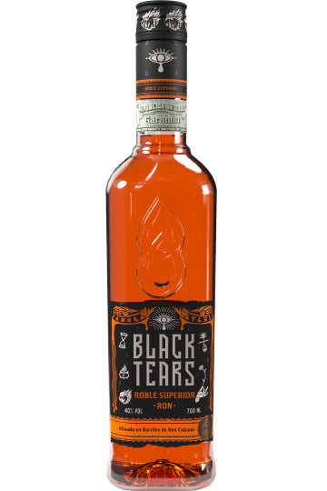 Flasche Black Tears Roble Superior Rum mit schwarzem Etikett und orangefarbener Flüssigkeit.