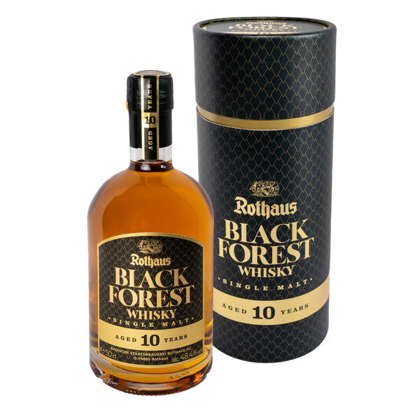 Eine Flasche Rothaus Black Forest Whisky und die zugehörige Verpackung, beide mit schwarzem und goldenem Design.