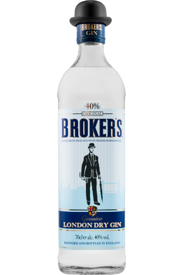 Eine Flasche Broker's London Dry Gin mit einem gezeichneten Broker auf dem Etikett und einem schwarzen Bowlerhut auf dem Verschluss.