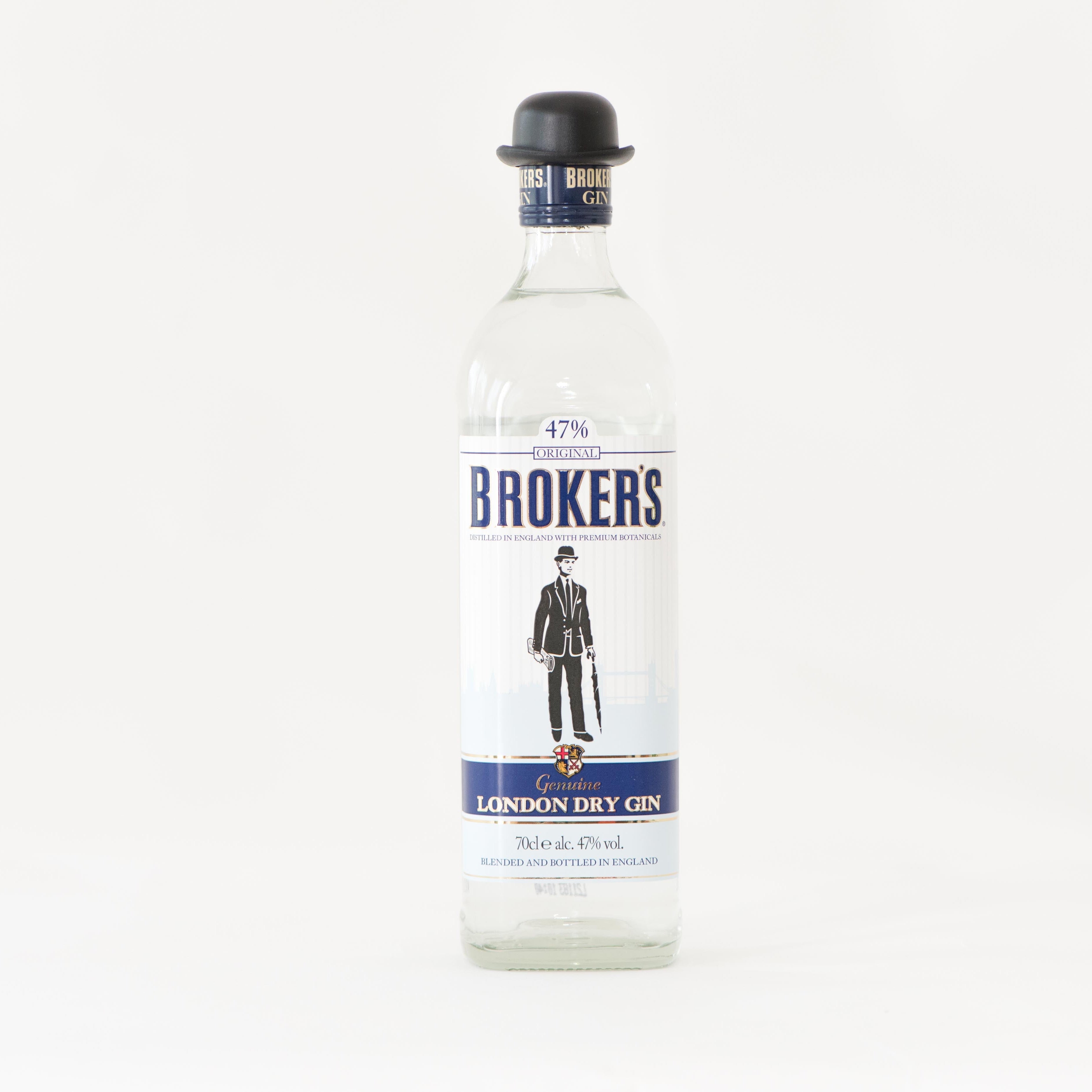 Flasche Broker's London Dry Gin mit Bowlerhut auf dem Verschluss.