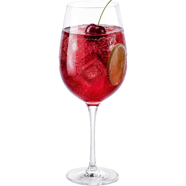Cherry Lime Spritz im langstiligen Weinglas mit Eiswürfeln und Kirsche sowie Limettenscheibe garniert