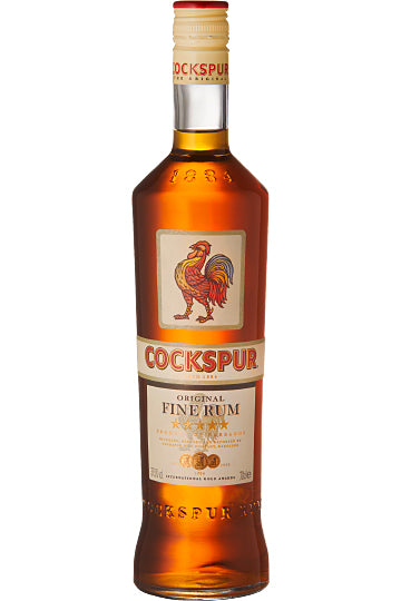 Eine Flasche Cockspur Original Fine Rum mit einem Etikett, das einen farbigen Hahn zeigt.