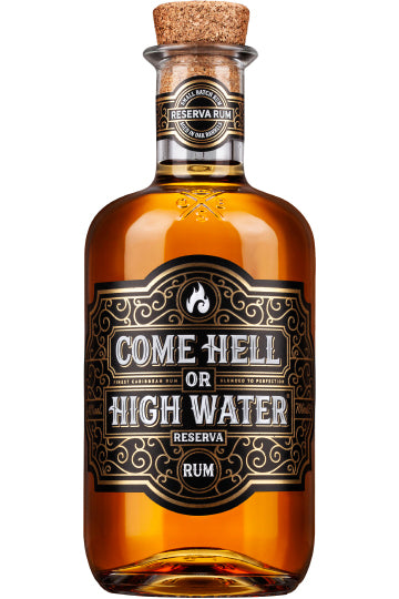 Eine Rumflasche mit der Aufschrift "Come Hell or High Water" und einem Korkverschluss.