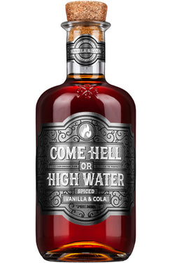 Eine Glasflasche eines Getränks mit der Aufschrift "Come Hell or High Water" und einem dekorativen Etikett.