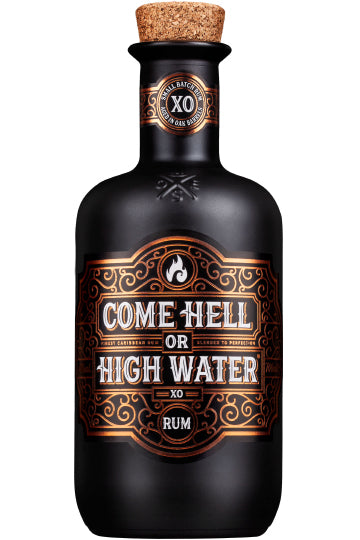 Eine schwarze Flasche Rum mit der Aufschrift "Come Hell or High Water" und einem Korkverschluss.