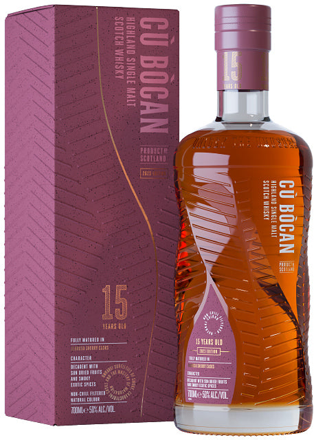Eine Flasche Cù Bòcan Whisky und die dazugehörige Verpackung in lila Tönen.