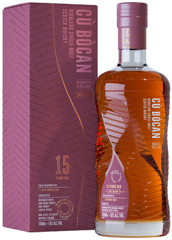 Eine Flasche Cù Bòcan Whisky und die dazugehörige Verpackung in lila Tönen.