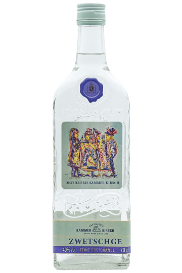 Eine Flasche Zwetschgenbrand der Destillerie Kammer-Kirsch.