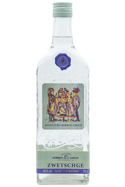 Eine Flasche Zwetschgenbrand der Destillerie Kammer-Kirsch.