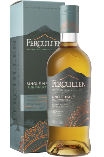 Eine Flasche Fercullen Single Malt Irish Whiskey neben einer passenden Verpackung.