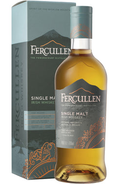 Eine Flasche Fercullen Single Malt Irish Whiskey neben einer passenden Verpackung.
