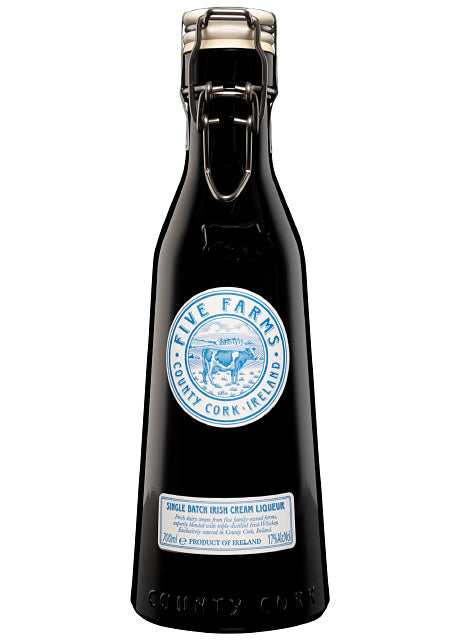 Dunkle Flasche mit Bügelverschluss und blauem Etikett "Five Farms County Cork Ireland".