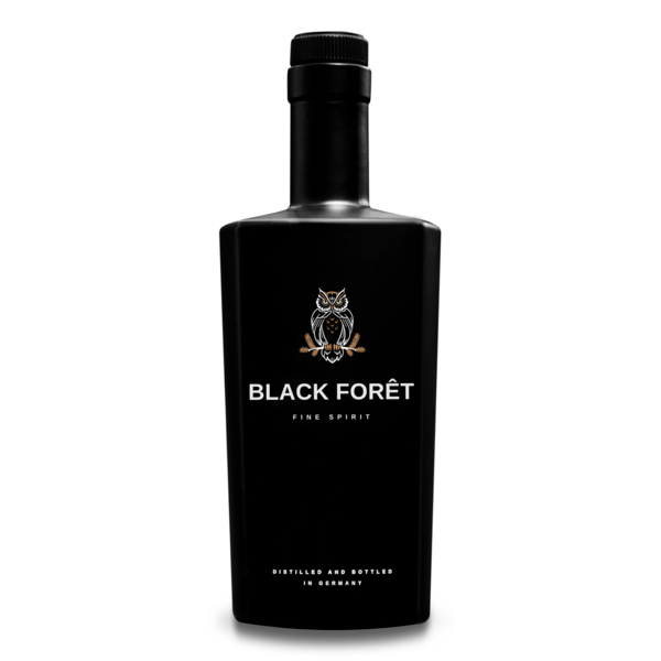 Eine schwarze Flasche mit dem Etikett "Black Forêt Fine Spirit", verziert mit einer Eulenillustration.