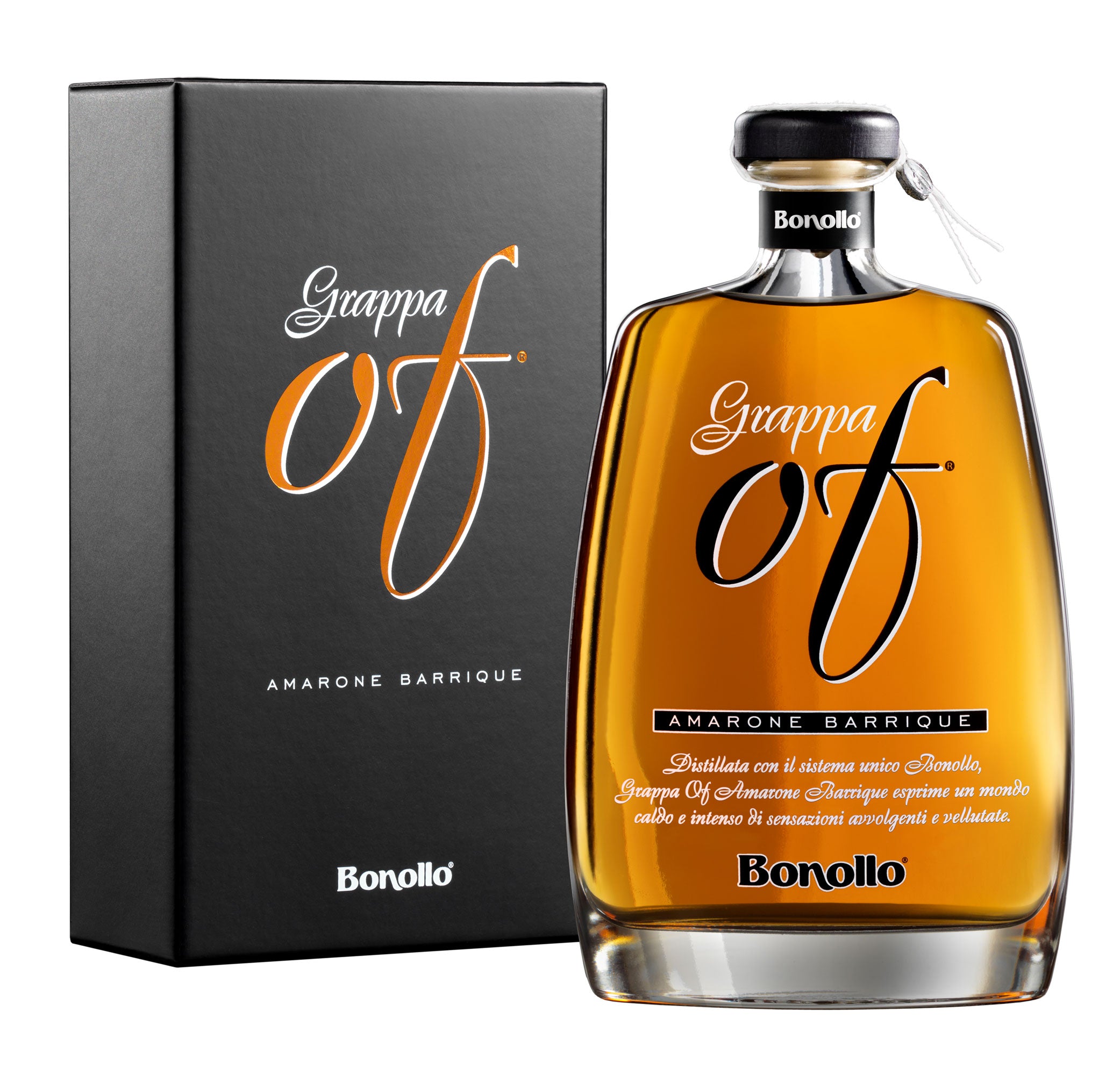Eine Flasche Grappa „OF“ Amarone Barrique von Bonollo neben ihrer schwarzen Verpackung.