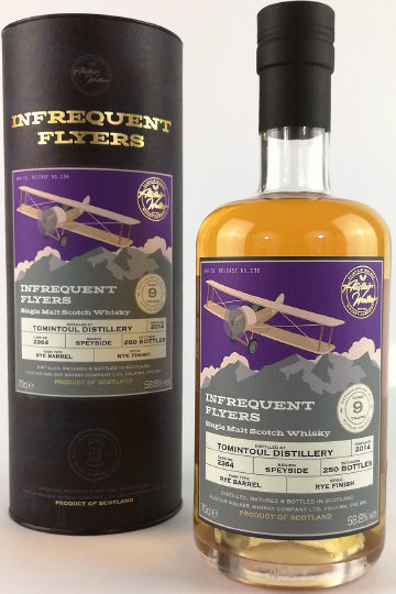Whiskyflasche und Verpackung mit "Infrequent Flyers"-Design, Illustration eines Flugzeugs und Gebirge im Hintergrund.