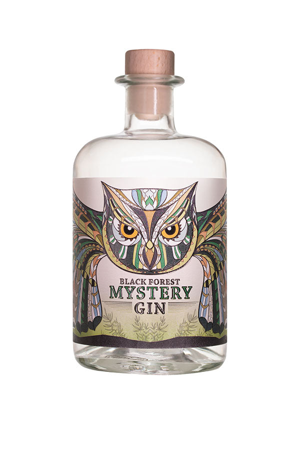 Flasche Black Forest Mystery Gin mit einem bunten Eulendesign auf dem Etikett.