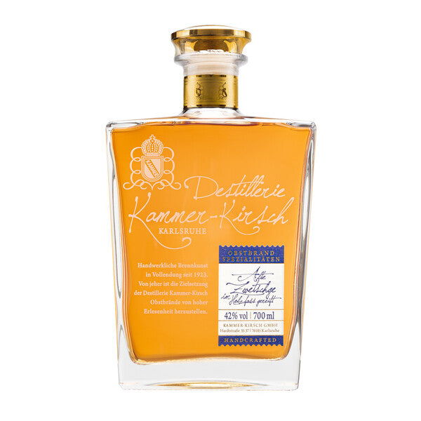 Eine Flasche Kammer-Kirsch Likör mit goldener Flüssigkeit.