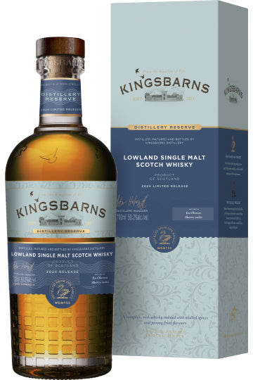 Eine Flasche Kingsbarns Lowland Single Malt Whisky neben einer passenden Verpackung.
