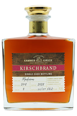 Flasche Kirschbrand aus der Kammer Kirsch Destillerie, Jahrgang 2013, abgefüllt 2023, in Madeira-Fass gereift.