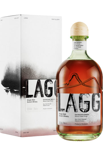 Flasche Lagg Single Malt Scotch Whisky mit dekorativer Verpackung im Hintergrund.