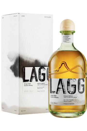 Eine Flasche Lagg Single Malt Scotch Whisky neben der Verpackung.
