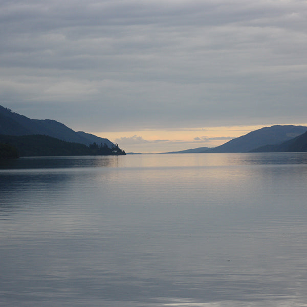 Loch Ness See in der Dämmerung