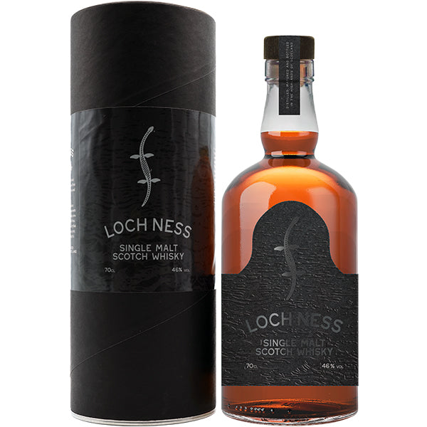 eine Flasche Loch Ness Single Malt Whisky mit Tube