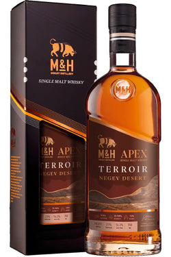 Eine Flasche M&H Single Malt Whisky neben ihrer schwarzen Verpackung mit goldenen Akzenten.
