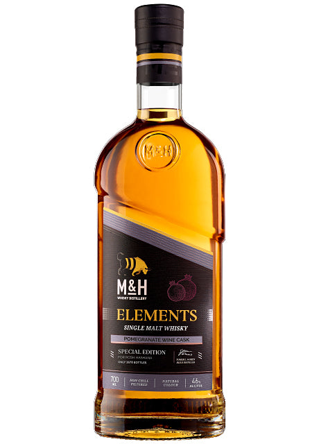 Eine Flasche M&H Elements Single Malt Whisky, gereift in Granatapfelwein-Fässern.