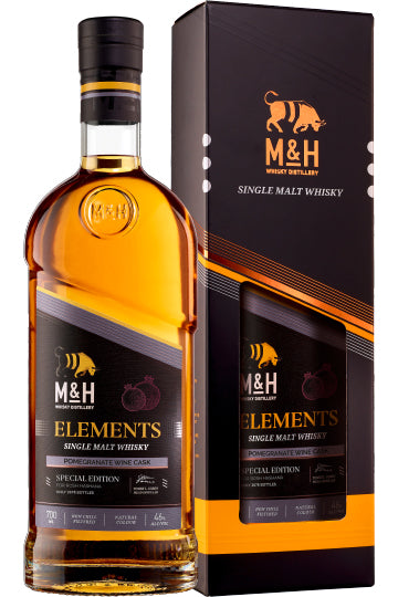 Eine Flasche M&H Single Malt Whisky neben ihrer Verpackung, beide mit einem schwarzen und goldenen Design.