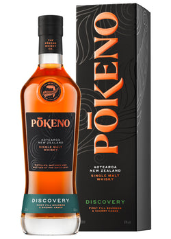 Eine Flasche Pōkeno Discovery Single Malt Whisky vor einer passenden Verpackung.