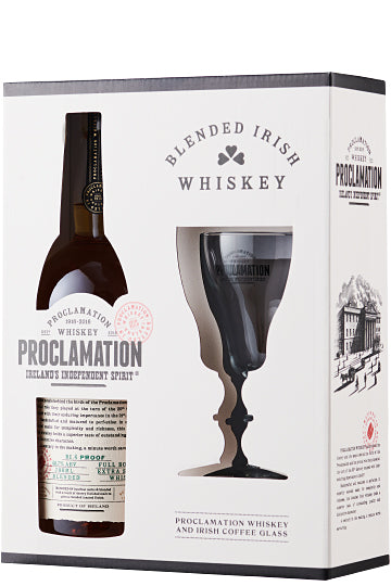 Geschenkset mit Proclamation Blended Irish Whiskey und irischem Kaffeeglas in einer dekorativen Verpackung.