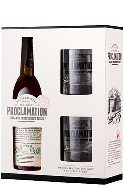 Geschenkbox mit Proclamation Whiskey-Flasche und zwei Gläsern.