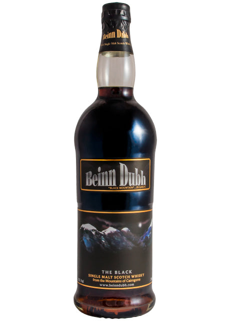Flasche Beinn Dubh Single Malt Scotch Whisky mit dunklem Etikett und Bergmotiv.